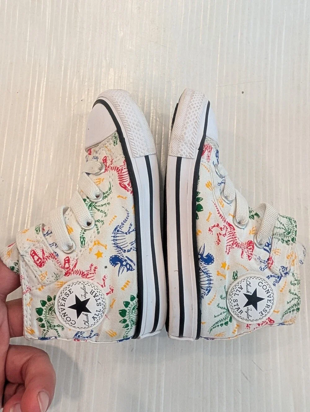 CONVERSE Toddler High Top Sneakers in White with Dinosaur Print Size 6